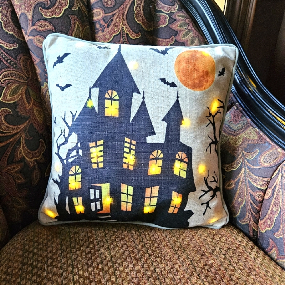 Haunted House 👻 Light Up Pillow 🎃🕷🎃 Halloween Must Have